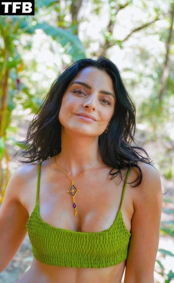 Aislinn Derbez