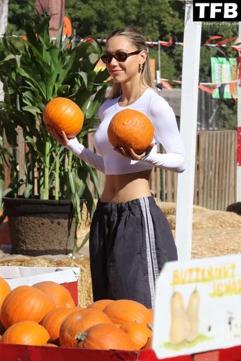 Alexis Ren