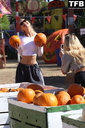 Alexis Ren