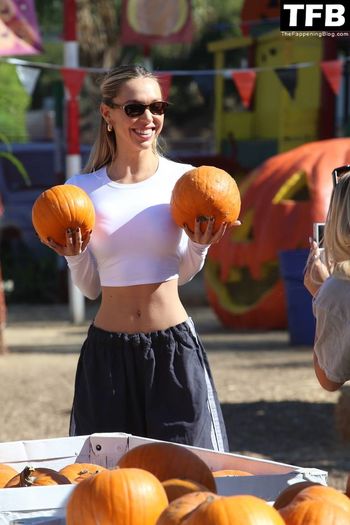 Alexis Ren