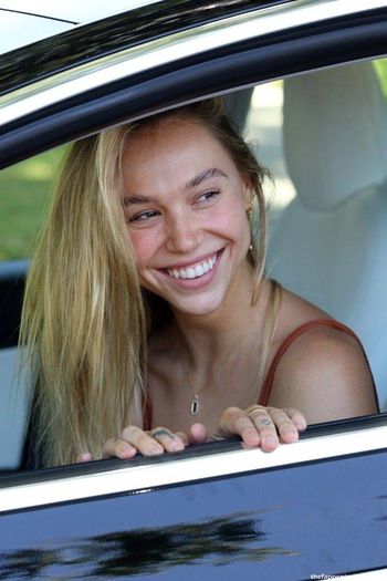 Alexis Ren