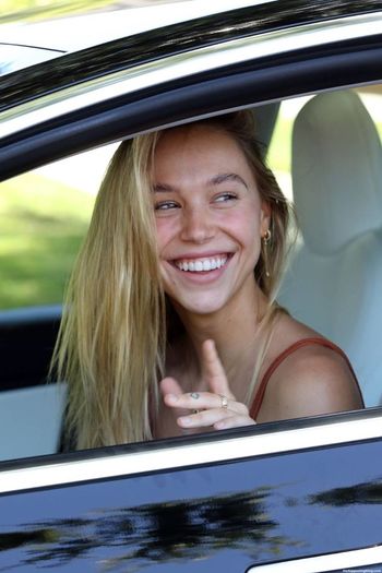 Alexis Ren