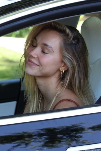 Alexis Ren