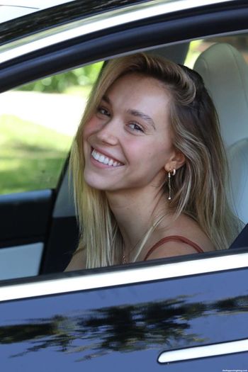 Alexis Ren