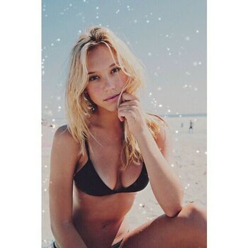 Alexis Ren