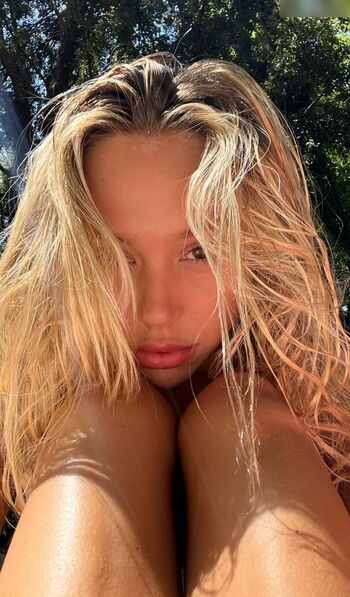 Alexis Ren