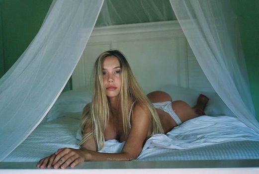 Alexis Ren
