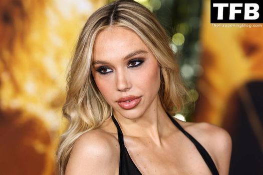 Alexis Ren