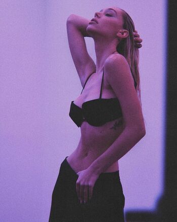 Alexis Ren