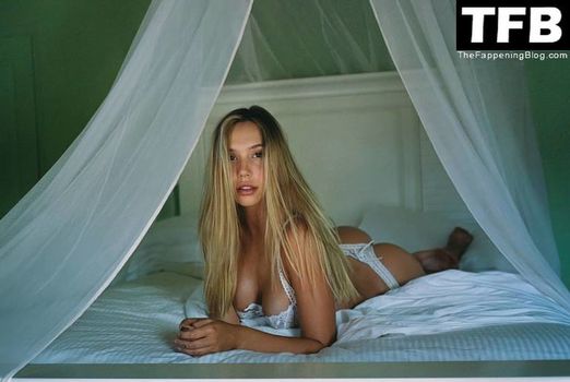 Alexis Ren