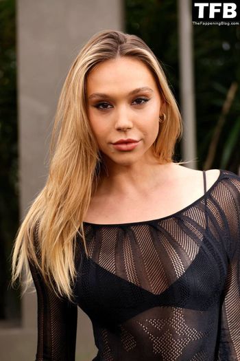 Alexis Ren