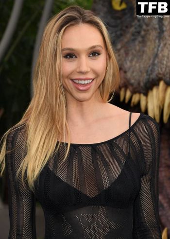 Alexis Ren