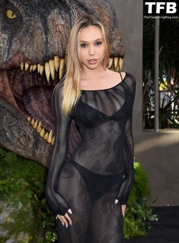 Alexis Ren