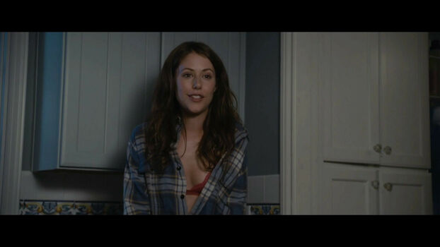 Amanda Crew