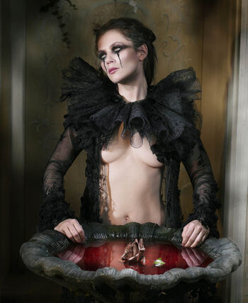 Anna Friel