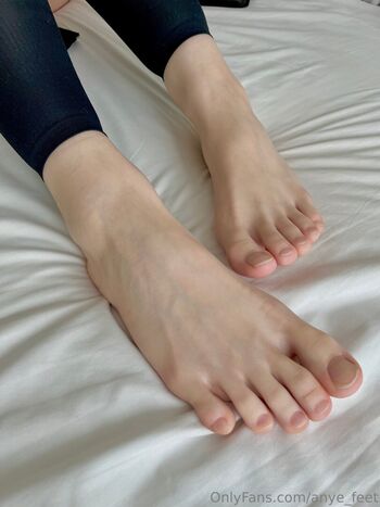 anye_feet