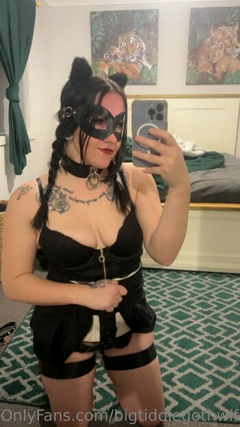 bigtiddiegothwife