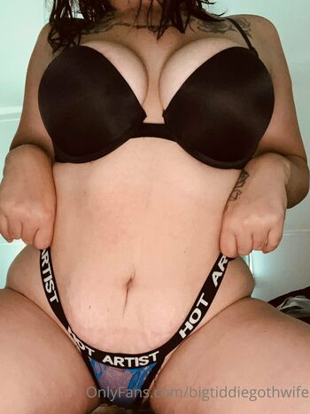 bigtiddiegothwife