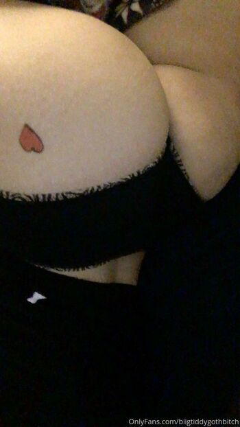 biigtiddygothbitch
