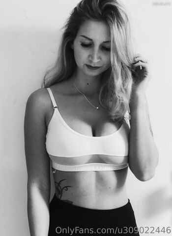 Blondiiegiirl