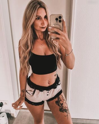 Blondiiegiirl