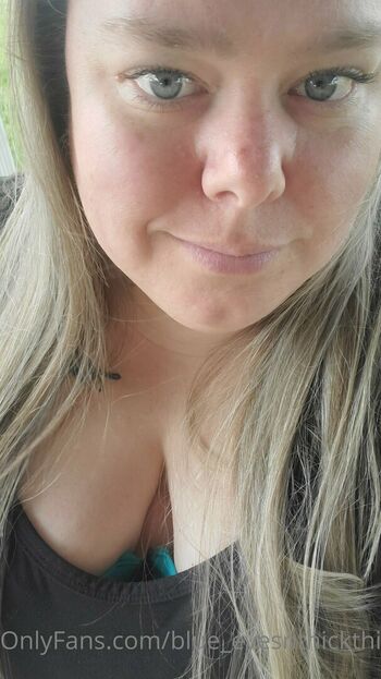 blue_eyesnthickthighs