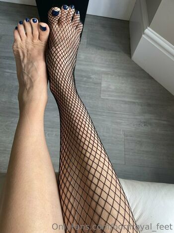 bornroyal_feet