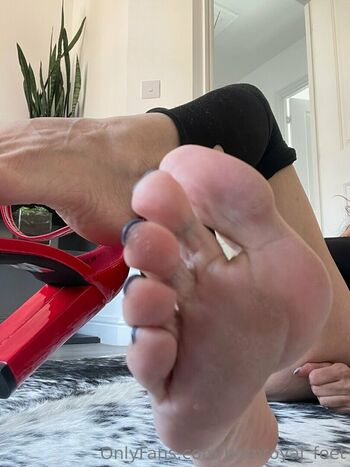 bornroyal_feet