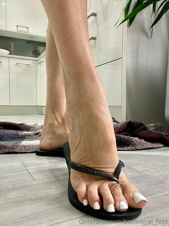bornroyal_feet
