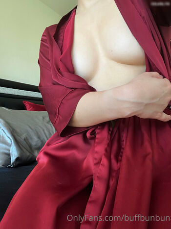Buffbunnymika / Womanwearingred
