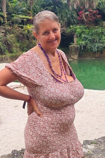 Busty Petra