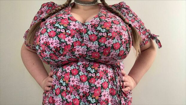 BustyQueen32M