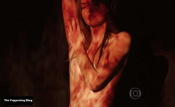 Camila Queiroz