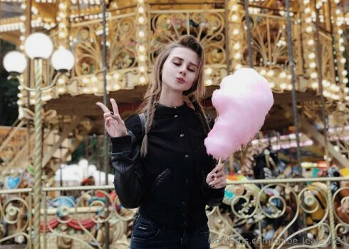 chloe_leafs_free