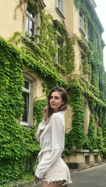 chloe_leafs_free