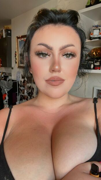 chloelouisenaked