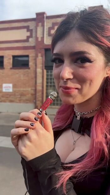 Chrissy Costanza