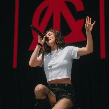 Chrissy Costanza