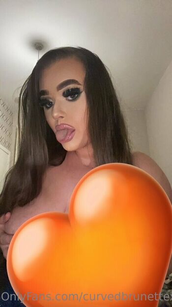 curvedbrunettexx