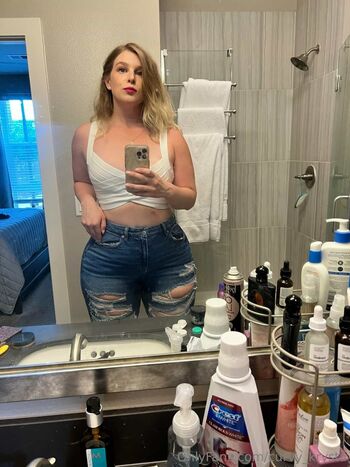 Curvy_Krysta