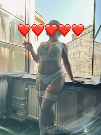 curvy_saraa