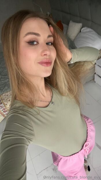 cute_blonde_evy
