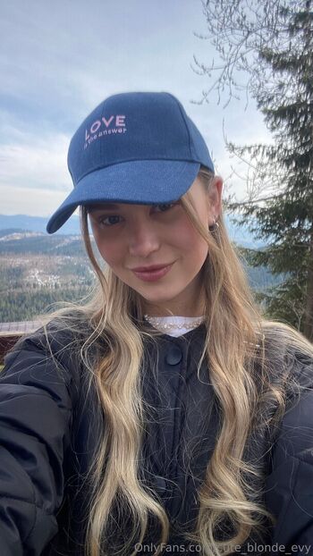 cute_blonde_evy