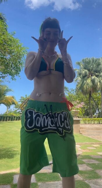 Dani Thorne