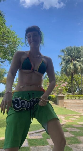 Dani Thorne
