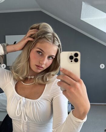 Elena Zoe