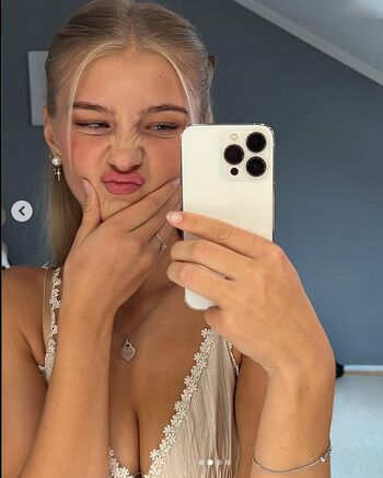 Elena Zoe