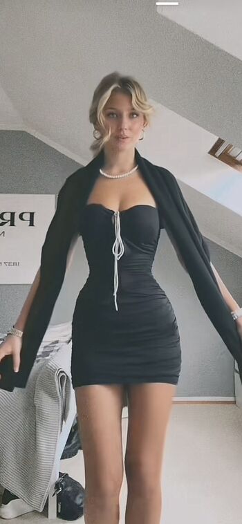 Elena Zoe
