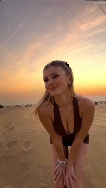Elena Zoe