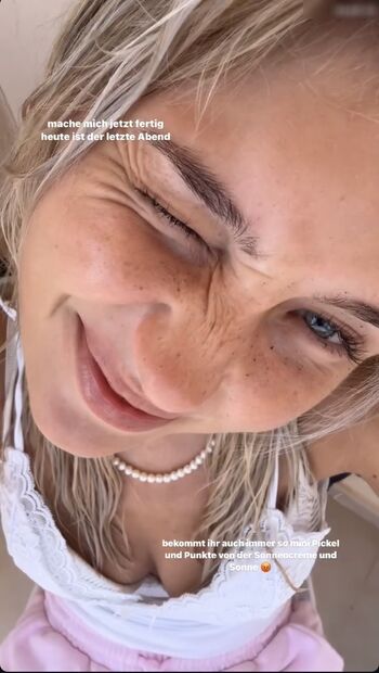 Elena Zoe